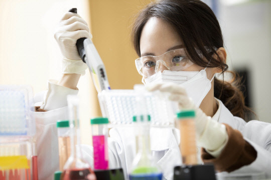 셀트리온 연구원이 코로나19 치료제 개발을 위한 실험을 하고 있다. 셀트리온 제공